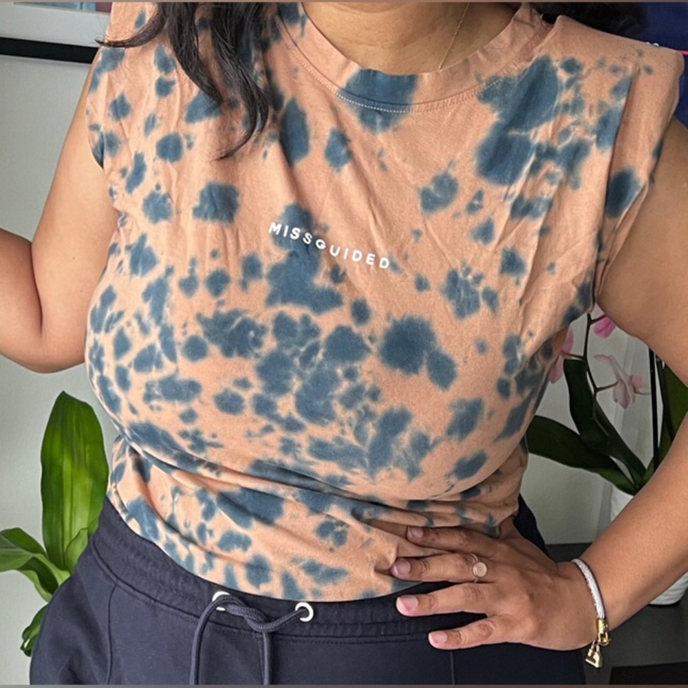 MISSGUIDED Tye dye padded shoulder tee